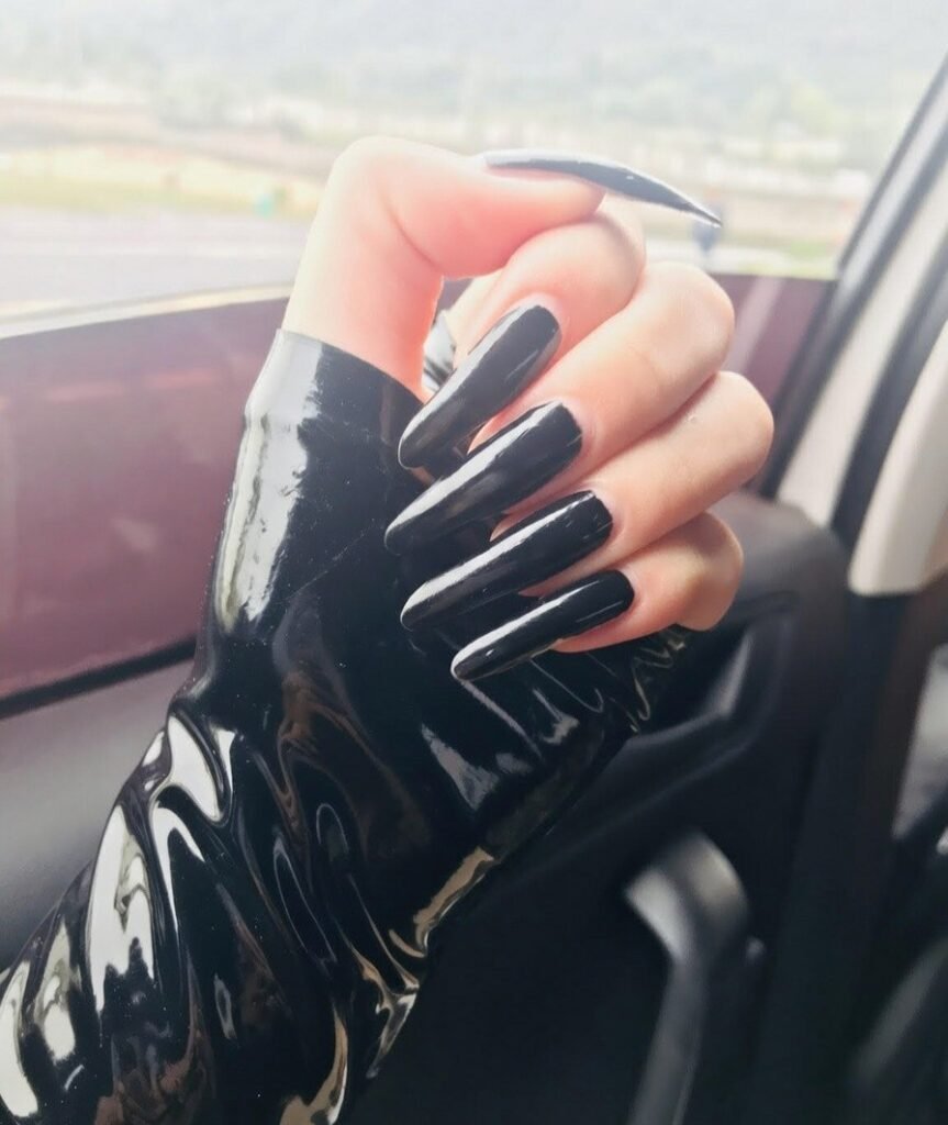 Bangalore BDSM Mistress Anu with long sharp nails