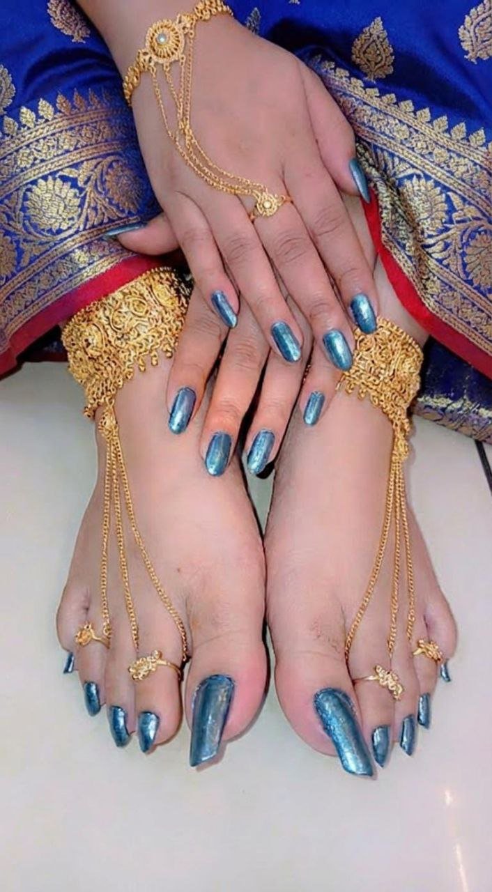 Alicante BDSM Mistress Anu – blue painted toenails