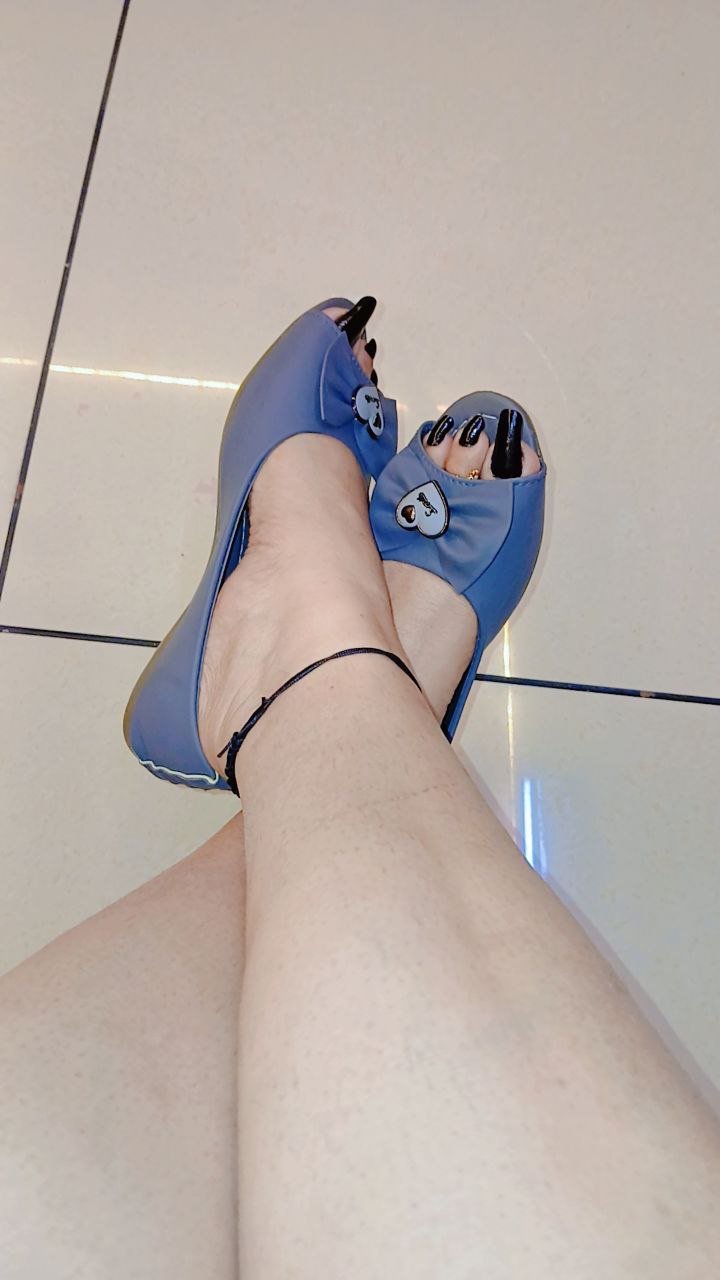 Arnhem BDSM Mistress Anu – blue high heels