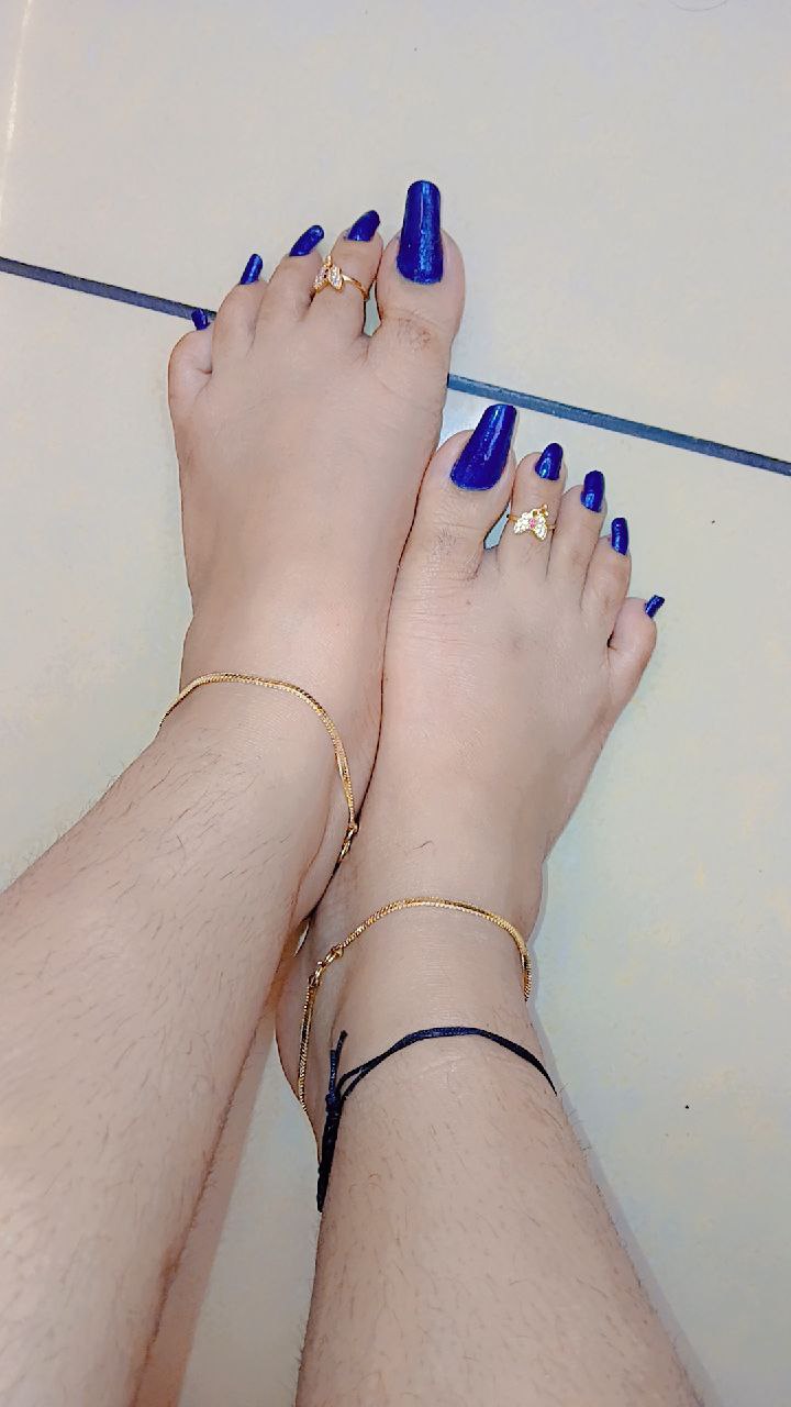 Feet with painted toenails for the Bologna BDSM Mistress page