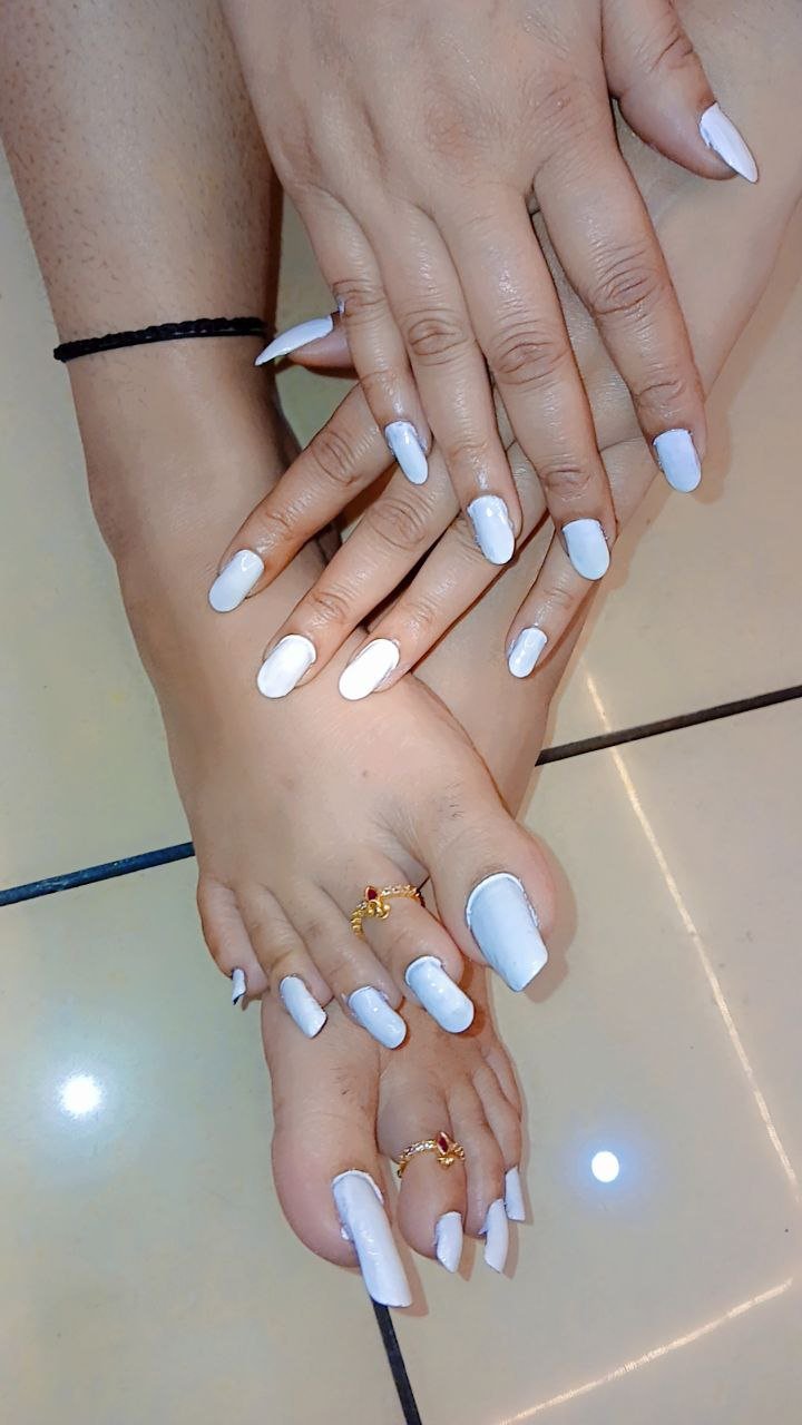Groningen BDSM Mistress Anu – white painted toenails