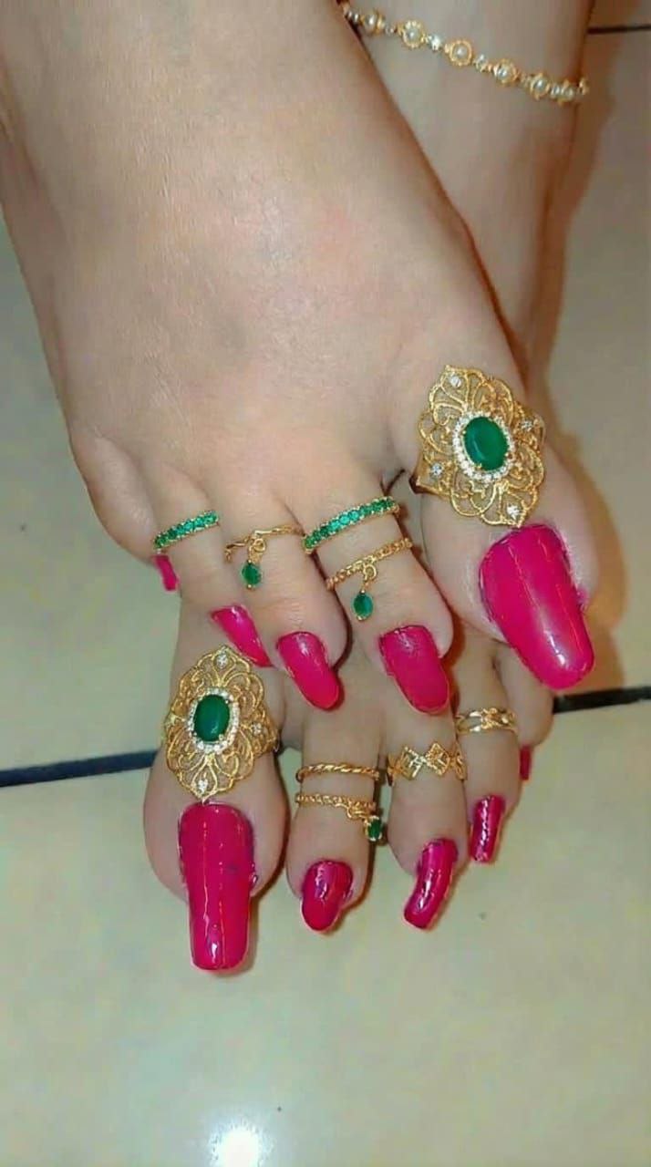 Feet with painted toenails for the Kasol BDSM Mistress page