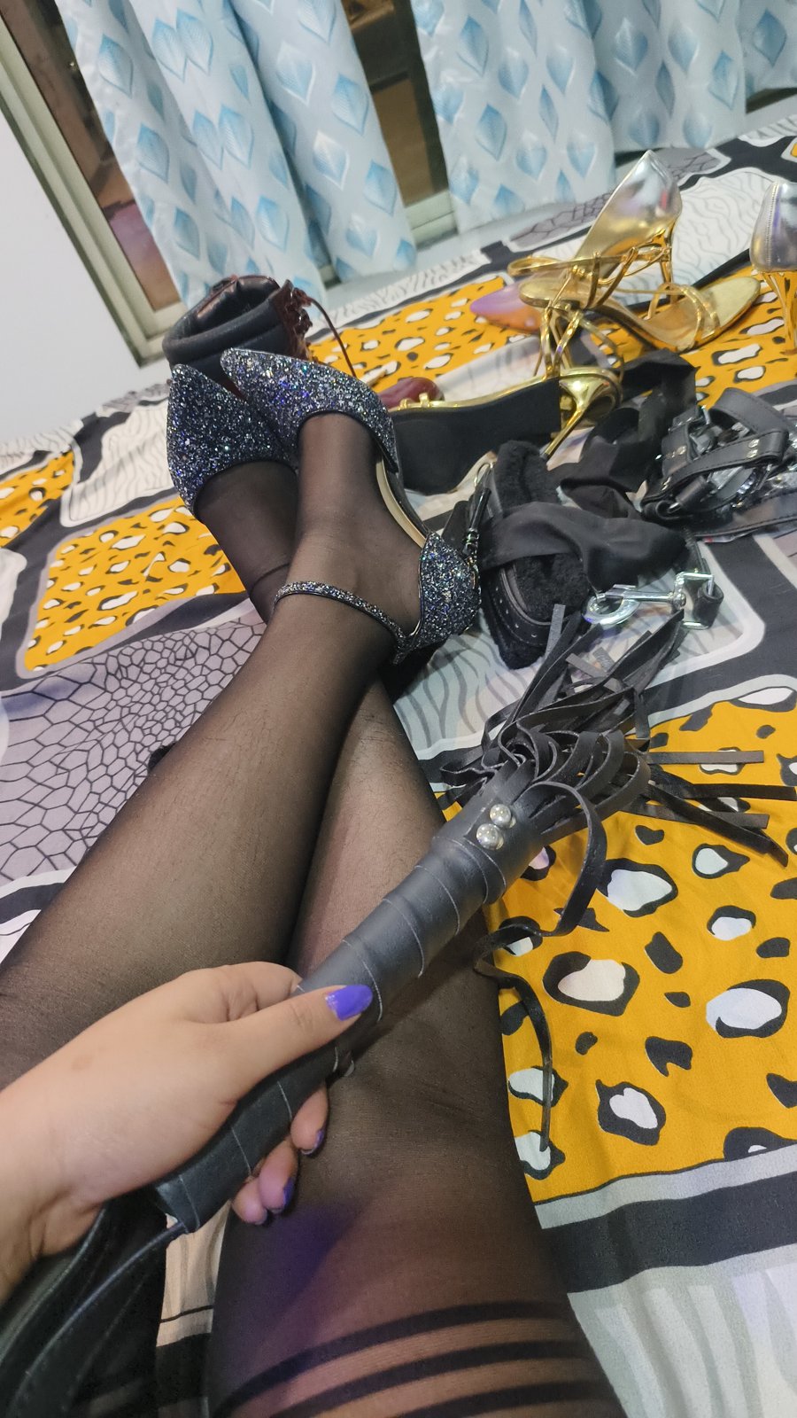 Larissa BDSM Mistress Anu in black heels