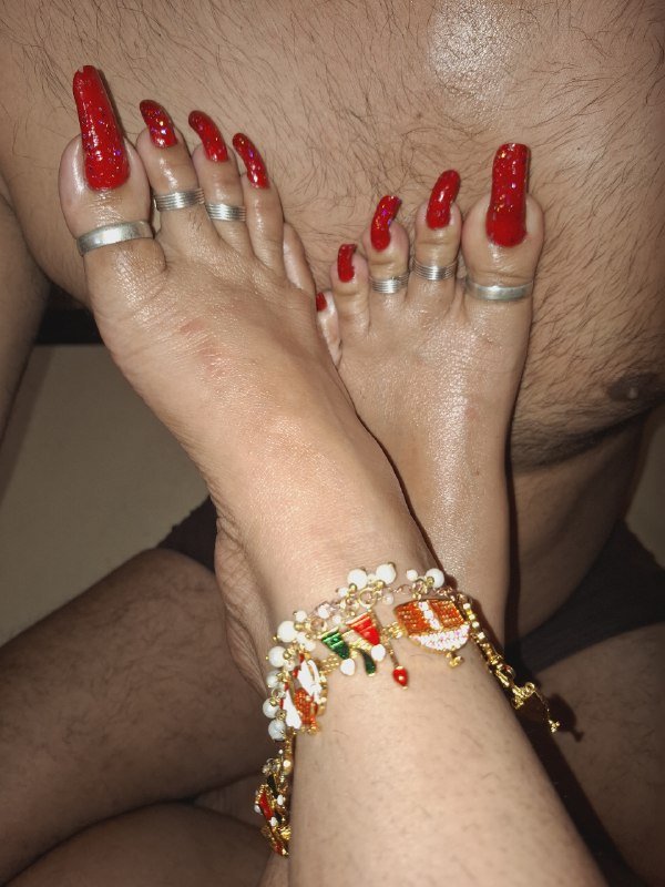 Red Painted Toenails for the Lille BDSM Mistress Anu page