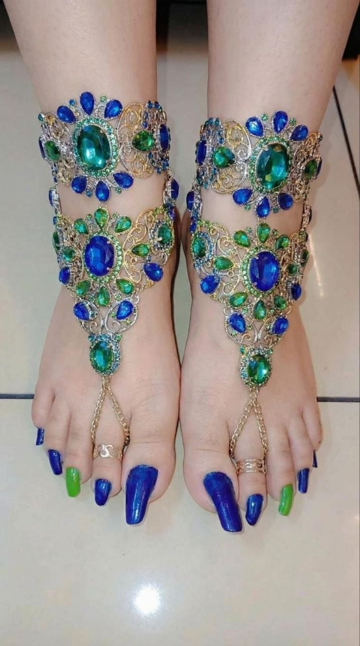 Feet With Floral Anklets for the Maastricht BDSM Mistress Anu page