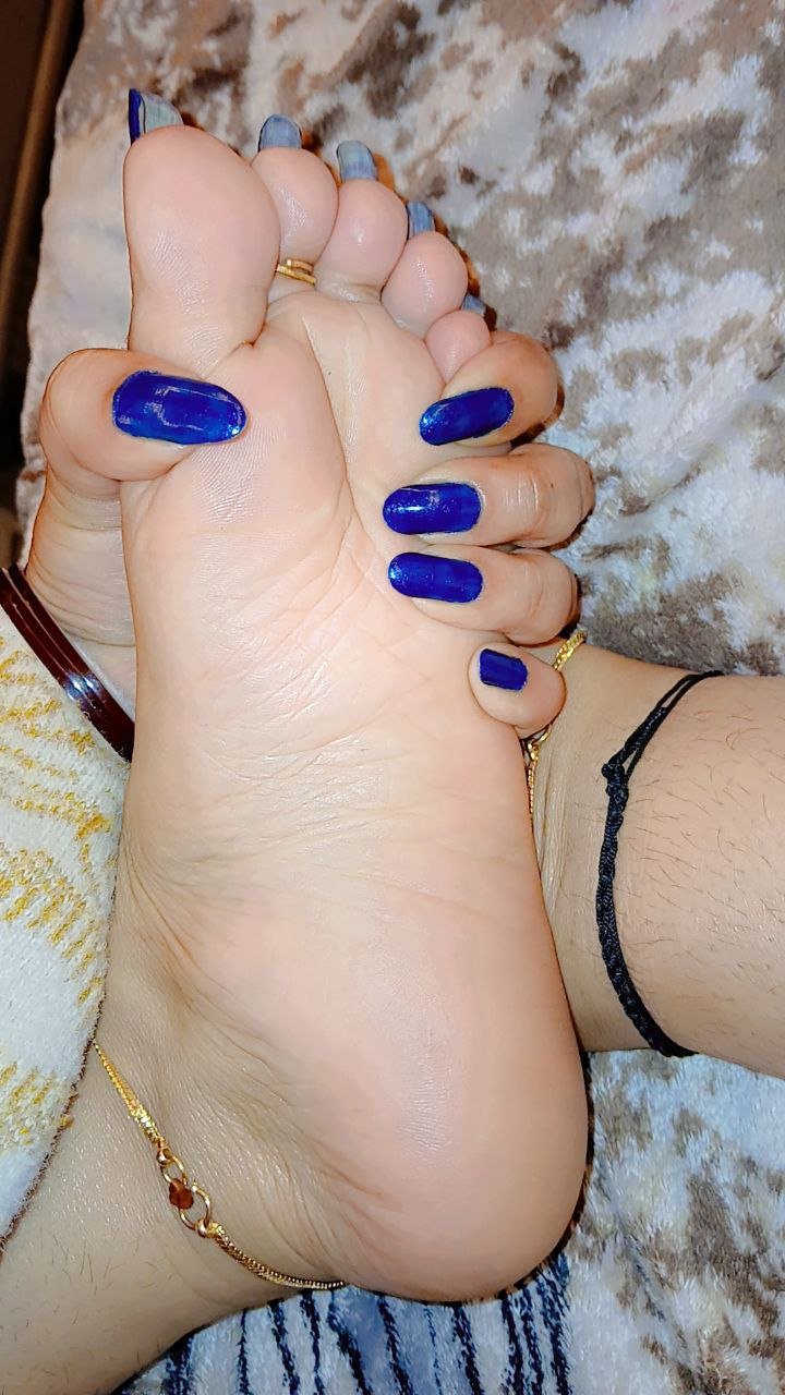 Madrid BDSM Mistress Anu – blue painted toenails