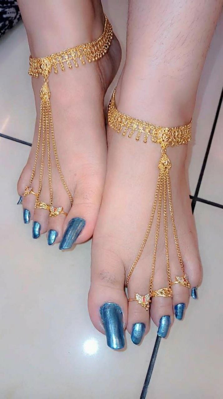 Mérida BDSM Mistress Anu – feet with painted toenails