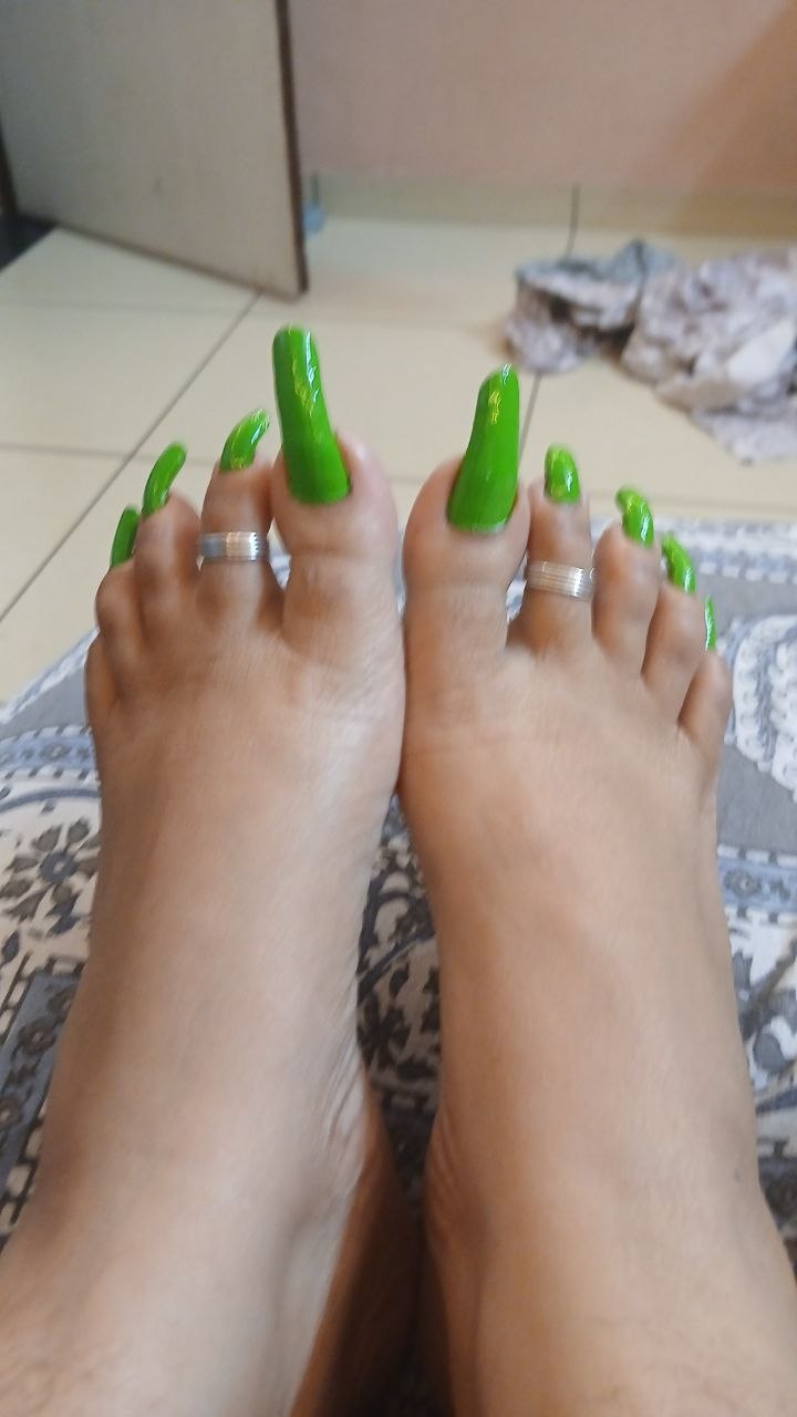 Feet with painted toenails for the Mérida BDSM Mistress page