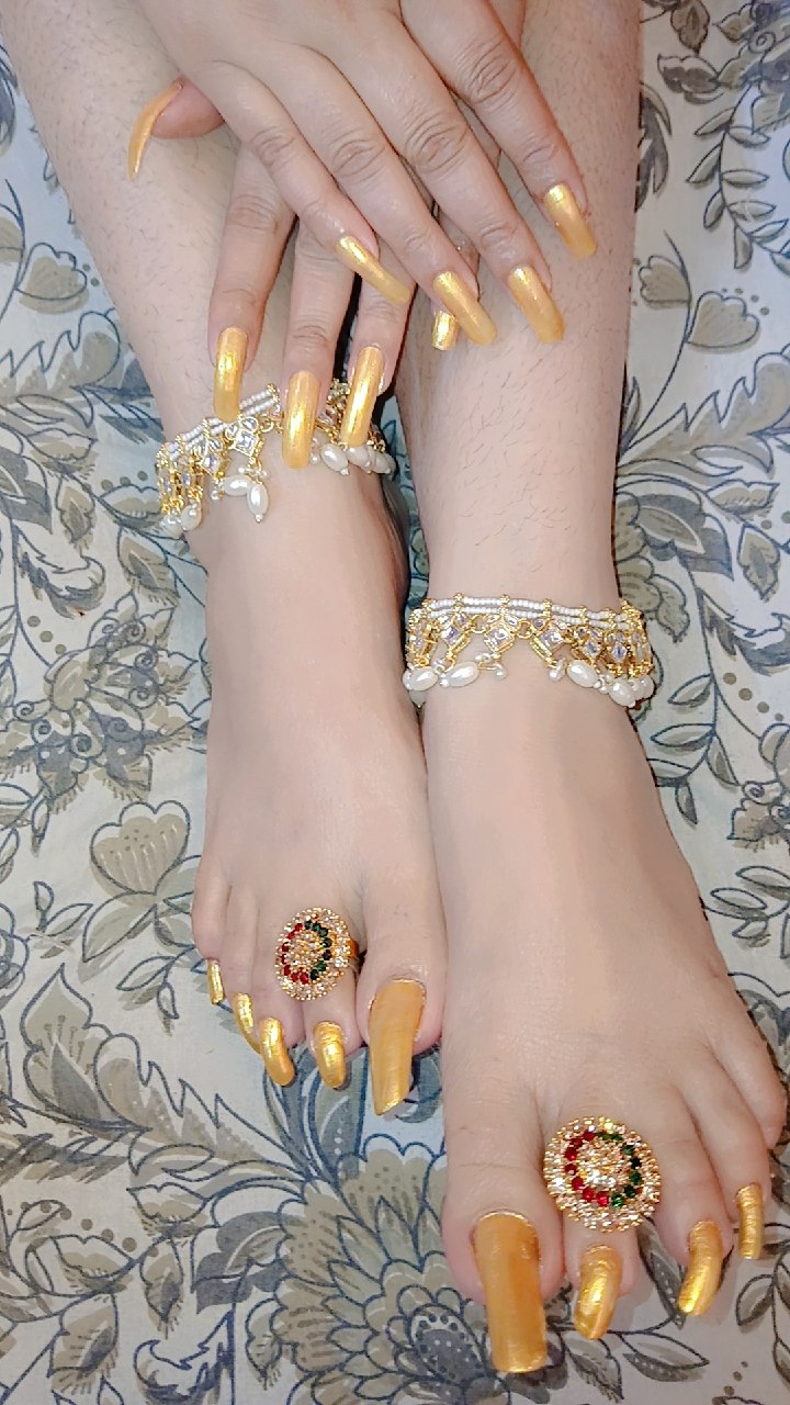 Milan BDSM Mistress Anu – feet with painted toenails