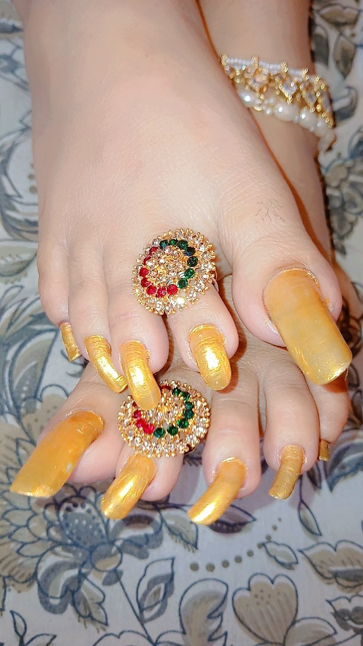 Nantes BDSM Mistress Anu – gold painted toenails