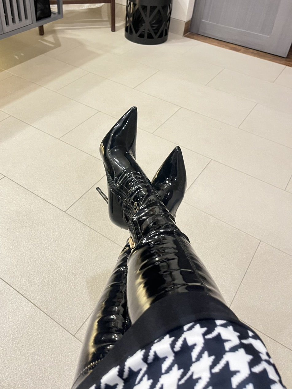 Palermo BDSM Mistress Anu black patent pointed boots