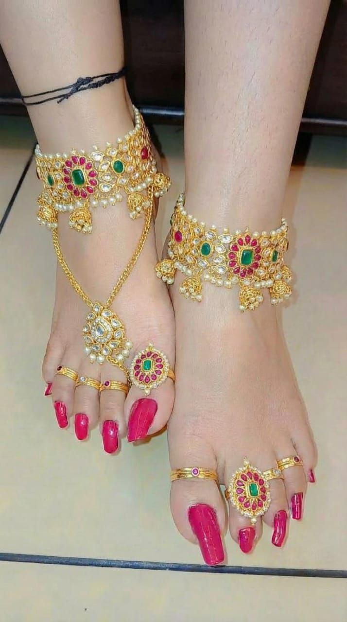 Feet with painted toenails for the Querétaro BDSM Mistress page