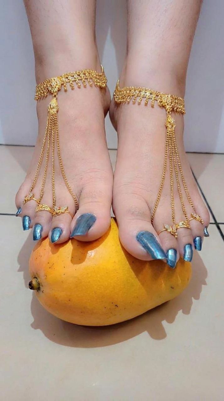 Randers BDSM Mistress Anu – feet with painted toenails