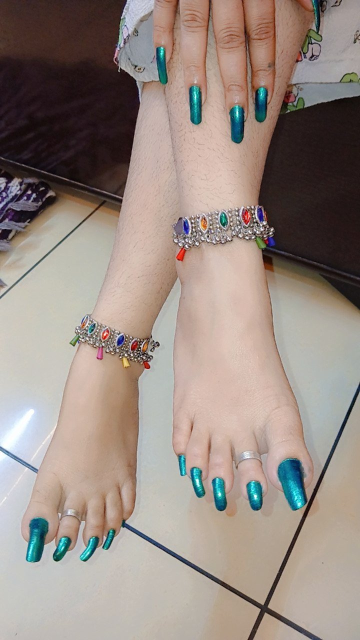Seville (Sevilla) BDSM Mistress Anu – turquoise painted toenails