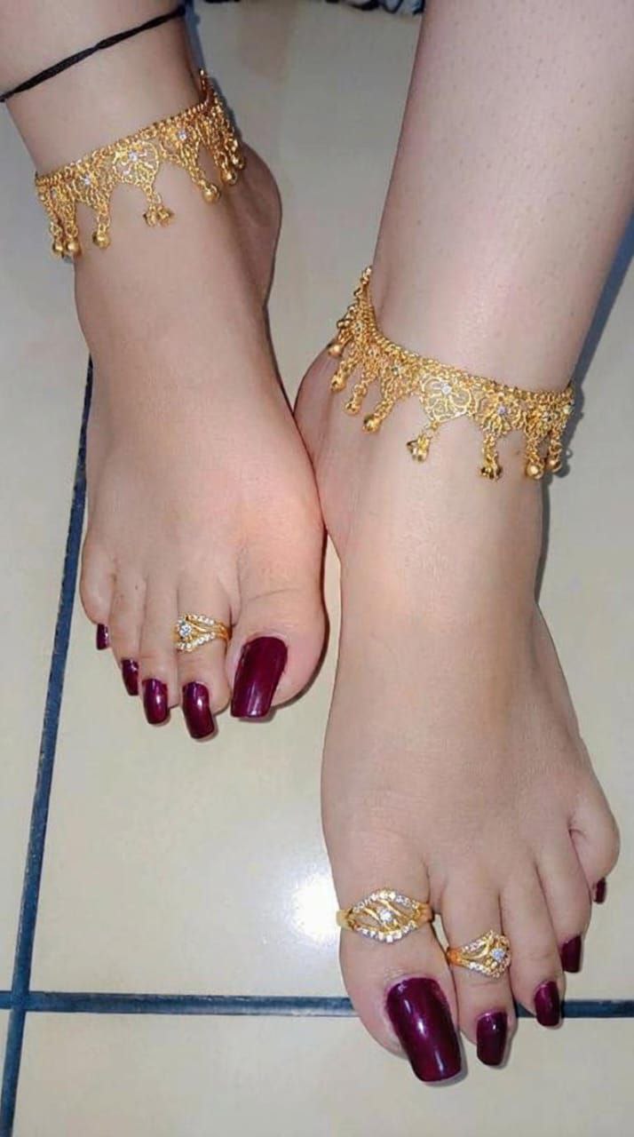 St. Gallen BDSM Mistress Anu – feet with painted toenails